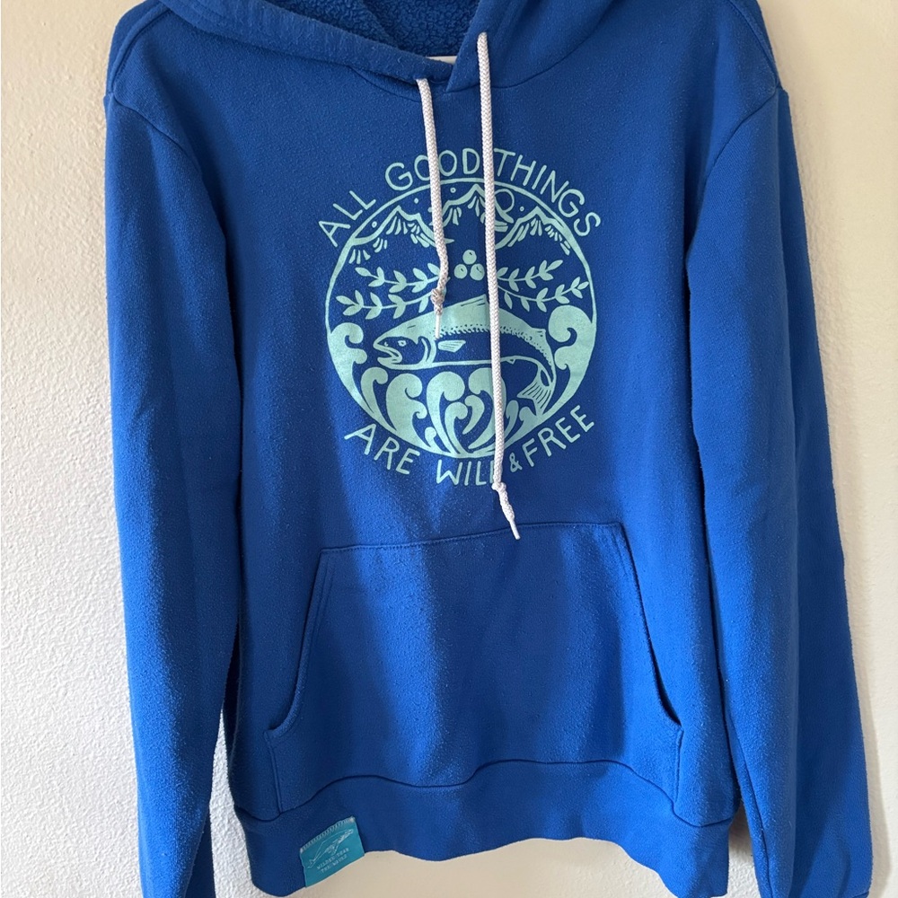 Salmon Sisters wild & free pullover hoodie. Size medium.